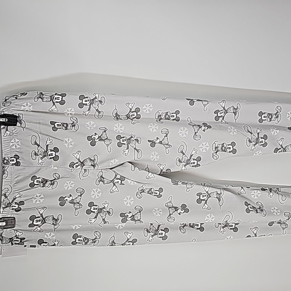 Disney 'Tis The Season' Mickey Mouse Pajama Lounging Set - Picture 6 of 11